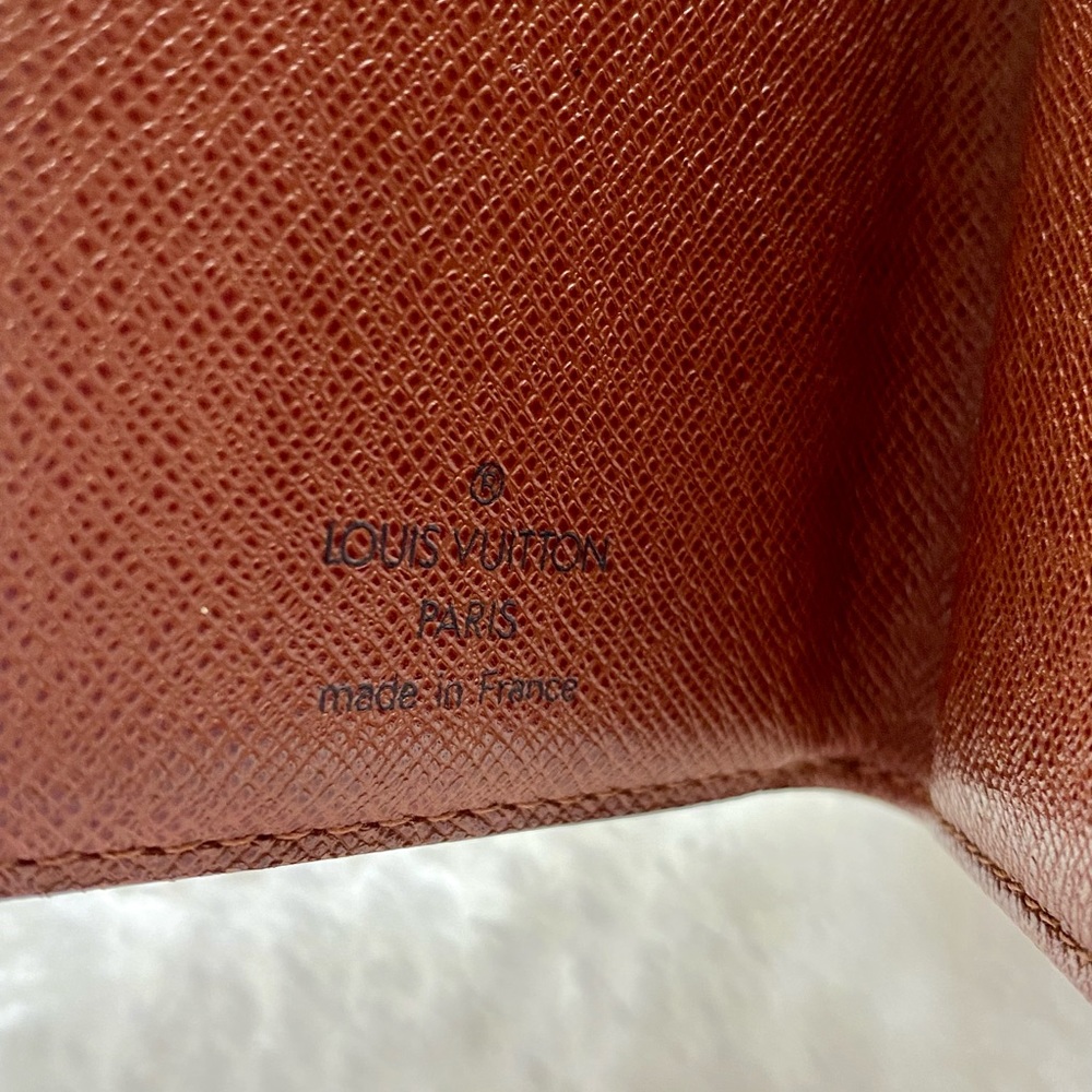 Authentic Louis Vuitton medium compact wallet - Picture 8 of 8